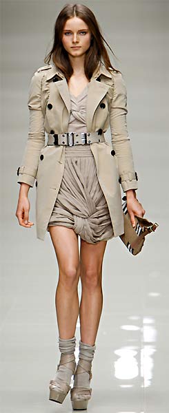 fig.: Burberry Womenswear Spring/Summer 2010 on the catwalk during the London Fashion Week on 22 September 2009. 